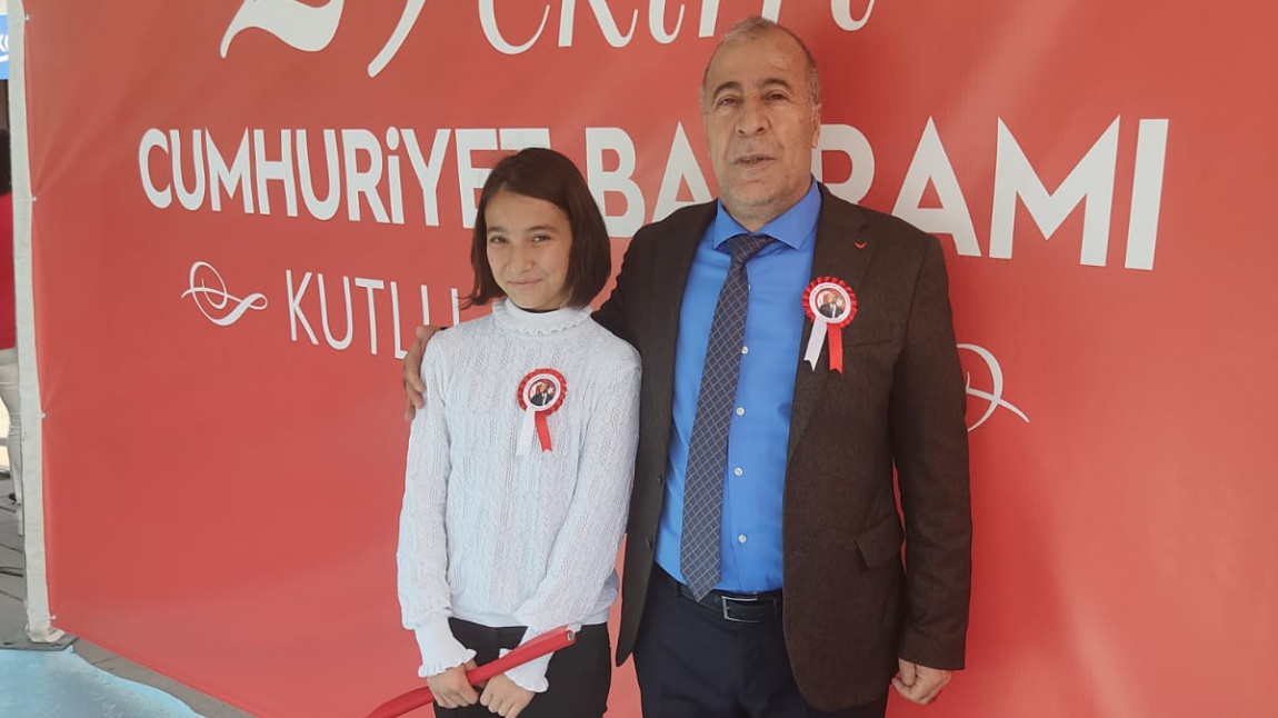 Öğrencimiz Ecrin Karabay 29 Ekim Cumhuriyet Bayramı kutlamaları kapsamında şiir dalında il birincisi olmuştur.